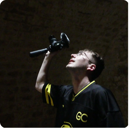 Adrien avec une caméra